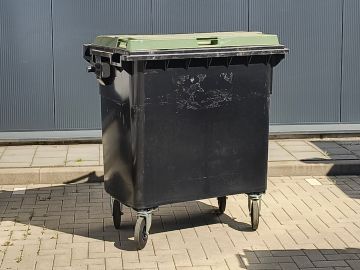 4-Rad Mülltonne MGB 770L, 1371x779x1316 mm, grau/grÜn, mit Aufkleberresten