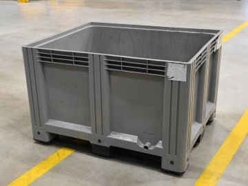 Palettenbox auf 3 Kufen, 120x100x76cm, 610 Ltr. grau, GEBRAUCHT