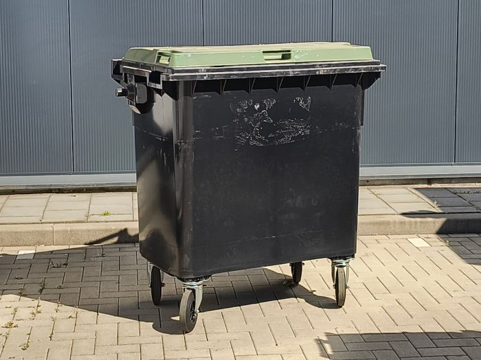4-Rad Mülltonne MGB 770L, 1371x779x1316 mm, grau/grÜn, mit Aufkleberresten