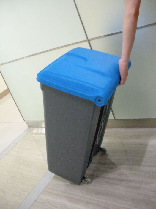 Pedaleimer mit Scharnierdeckel 500x410x820 mm, 90 L, grau-grün