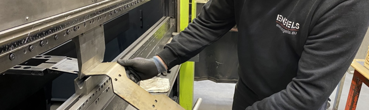 Bediener Abkantpresse (Kantbank)